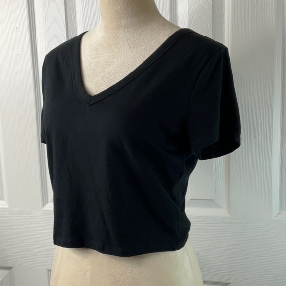 Wild Fable - Women's Short Sleeve V
Neck Cropped T Shirtless Various Sizes - Picture 3 of 7